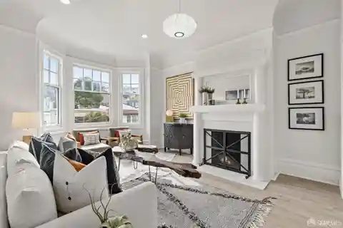 Bright and Spacious Full-floor Flat