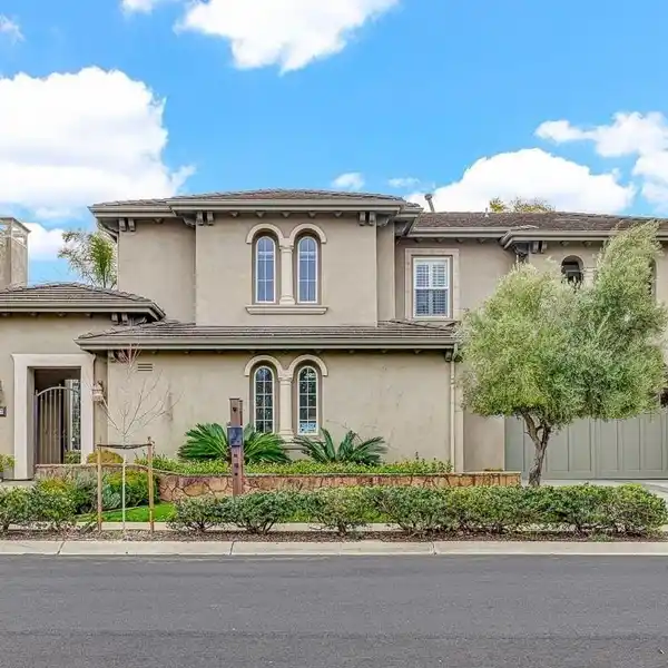 STUNNING FIVE-BEDROOM IN A PRIME LOCATION