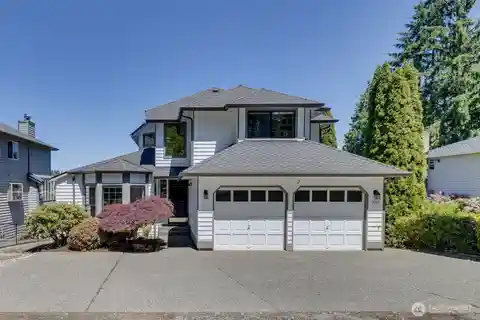 Tranquil Waterfront Property Close to Everything