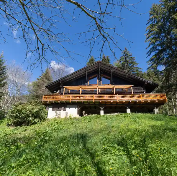 SECLUDED ALPINE RETREAT WITH MODERN COMFORTS