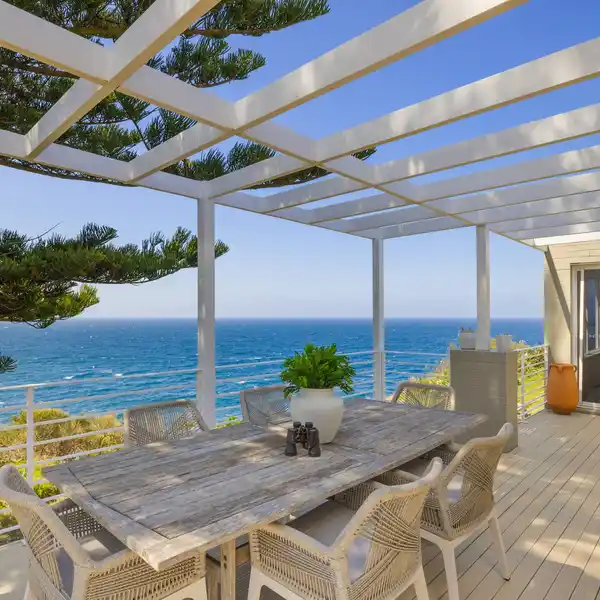 STATELY OCEANFRONT RESIDENCE
