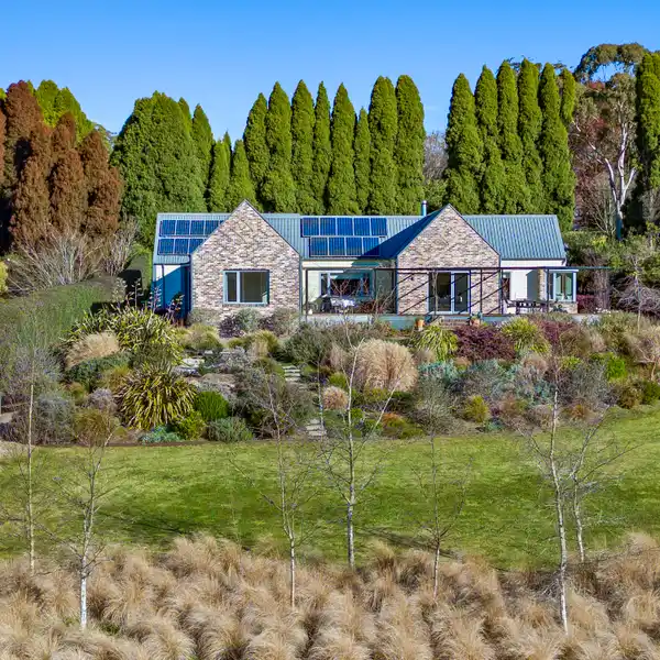 MODERN COUNTRY LIVING