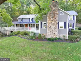 Charming Farmhouse-Style Residence