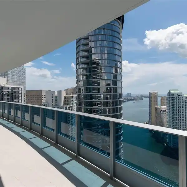 NEARLY NEW CONDO WITH A SPECTACULAR VIEW
