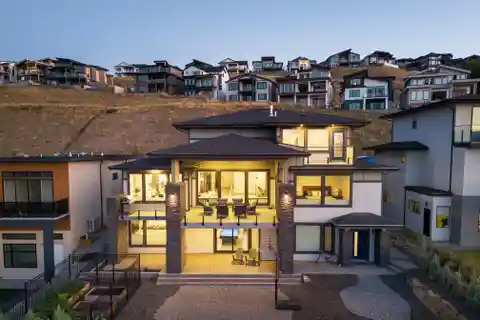 Luxurious Living with Lake Views