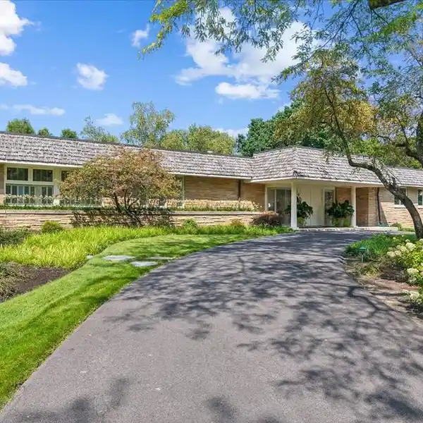 EXPANSIVE LIGHT-FILLED ESTATE WITH DESIGNER FINISHES