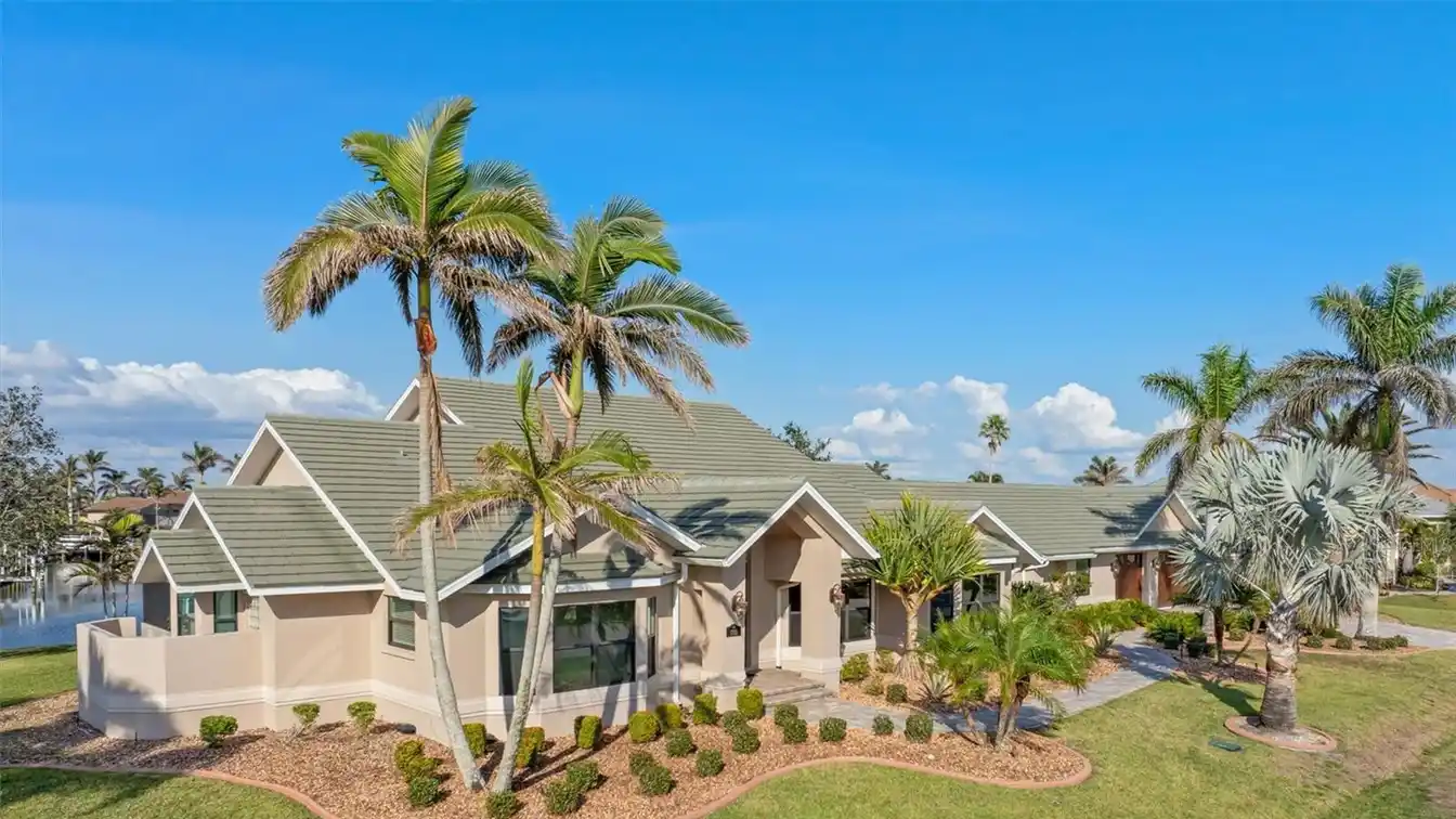 Sprawling Estate for Unparalleled Waterfront Luxury