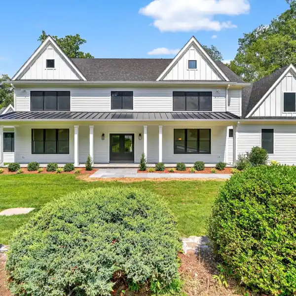 SPECTACULAR CUSTOM-BUILT HOME IN AN ESTABLISHED CUL-DE-SAC