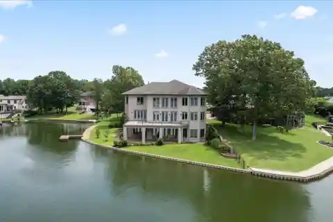 Stunning Lakefront Home in Lakeland