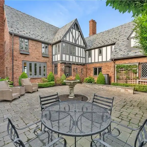 ICONIC LAKEFRONT HOME