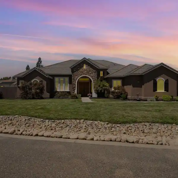 IMMACULATELY CARED-FOR SINGLE-LEVEL HOME
