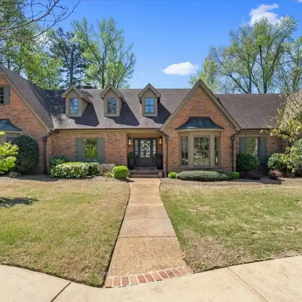 PEACEFUL GERMANTOWN LIVING ON NEARLY AN ACRE