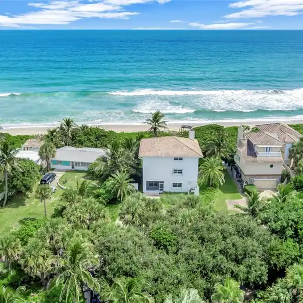 SLEEK OCEANFRONT RETREAT