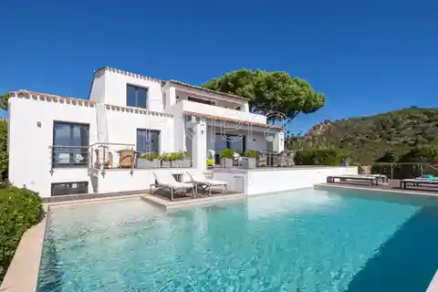 Modern Luxury Villa with Panoramic Mediterranean Views