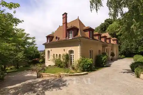 Magnificent Property in Sought-After Glatigny