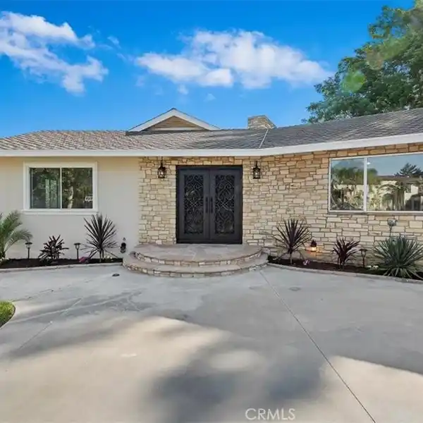 NEWLY REMODELED ENTERTAINER’S DELIGHT