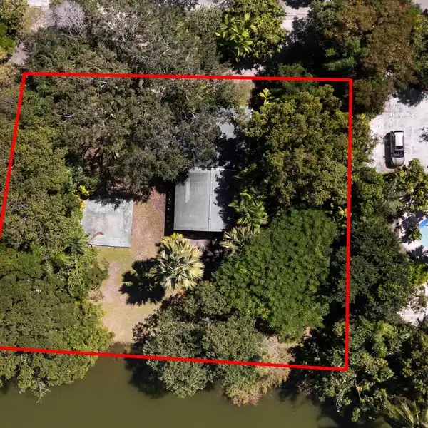 SPACIOUS LOT IN THE HEART OF PINECREST