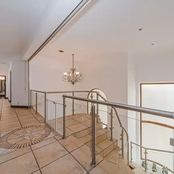 SPRAWLING FAMILY HOME