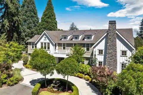 Hampton's Inspired Property in the Heart of Enatai