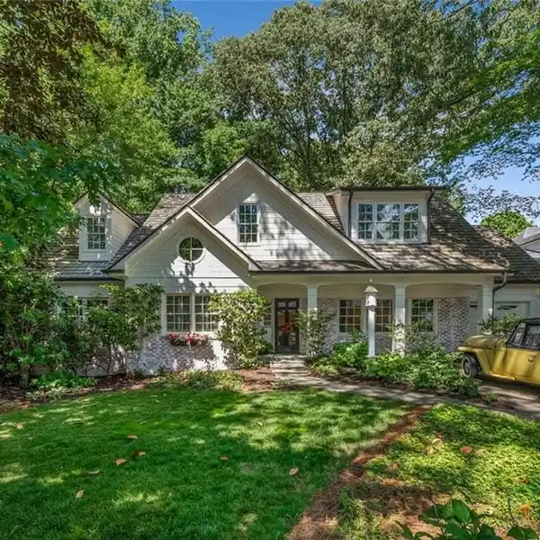 DESIGNER COTTAGE WITH CHEF’S KITCHEN & PATIO