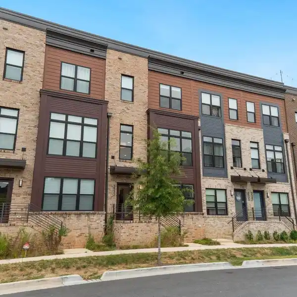 IMMACULATE TOWNHOME IN TOWER OAKS