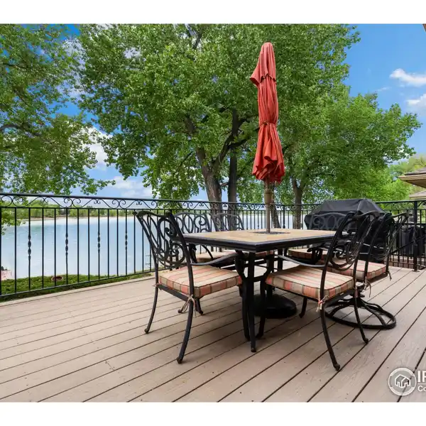 ULTIMATE LAKESIDE LIVING
