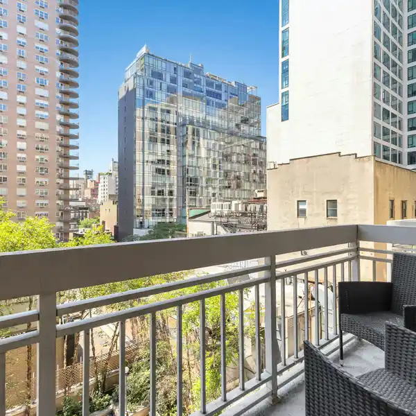 DESIGN-READY CONDO WITH BALCONY