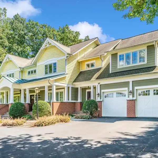 CRAFTSMAN ELEGANCE SURROUNDED BY NATURAL BEAUTY
