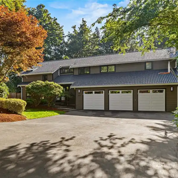 ELEGANT ESTATE RETREAT WITH EXPANSIVE PRIVATE GROUNDS