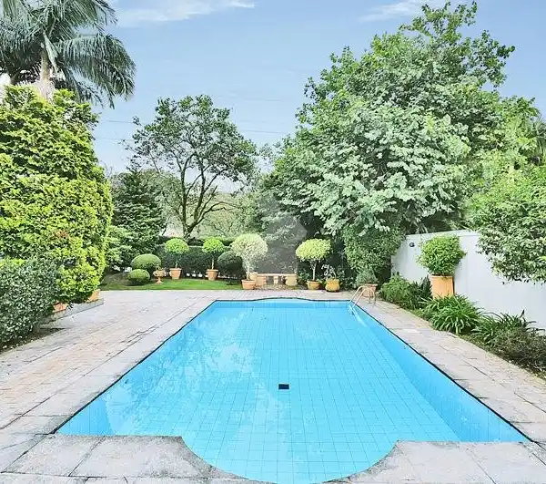 BEAUTIFUL CORNER HOUSE IN A HIGH STANDARD CONDOMINIUM