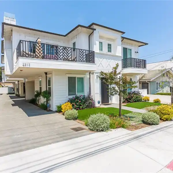 EXQUISITE TOWNHOME WITH DESIGNER FINISHES AND PRIVATE YARD