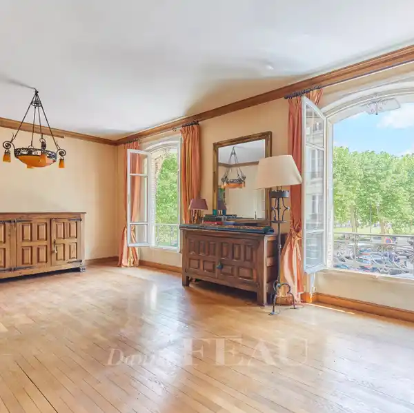 ELEGANT SOUTH-FACING HOME