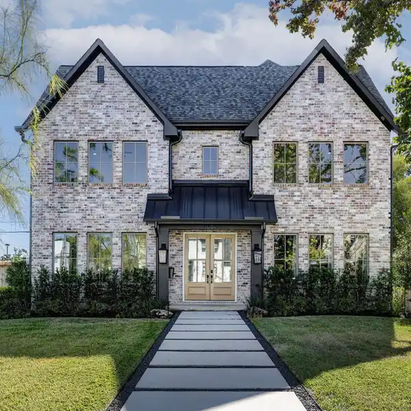 CUSTOM BUILD WITH DESIGNER ELEGANCE