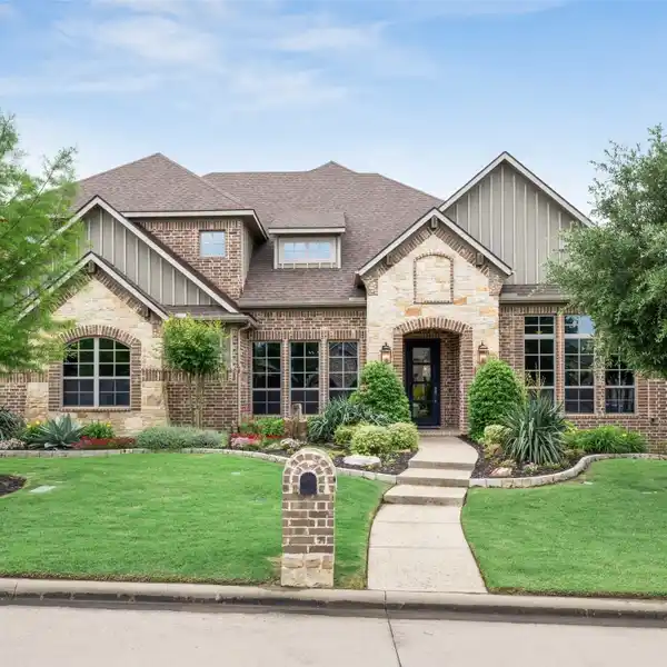 OPEN-CONCEPT CUSTOM HOME IN HIGHLAND OAKS