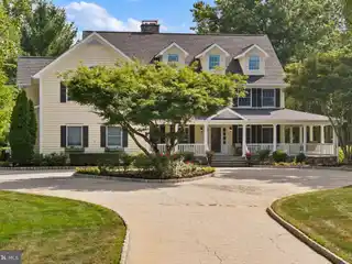 Grand Estate Living in Prestigious School District
