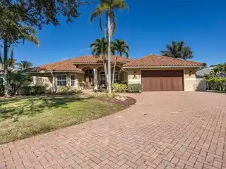 Comfortably Elegant Lakefront Estate in Wilshire Lakes