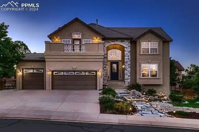 Beautiful Custom Home at the Top of Mountain Shadows