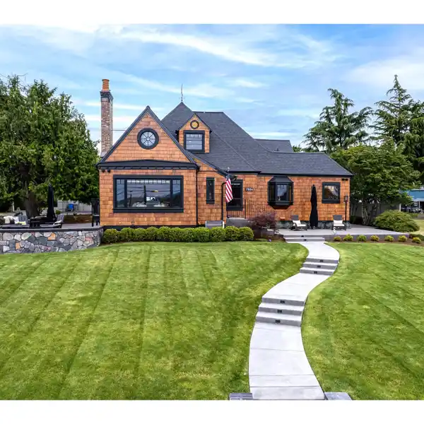 CUSTOM CRAFTSMAN HOME WITH ACCESSORY UNIT