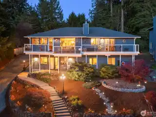 One-Of-A-Kind Daylight Rambler with Sweeping Views