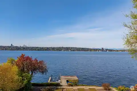 Extraordinary Lake Washington Retreat