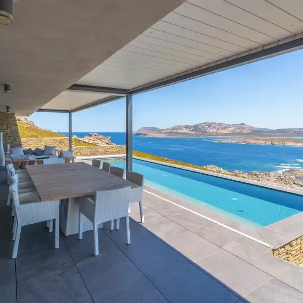 CONTEMPORARY POOL HOME WITH BREATHTAKING SEA VIEWS