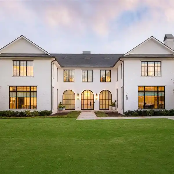 LUXURY AND FUNCTIONALITY WITH TIMELESS DESIGN