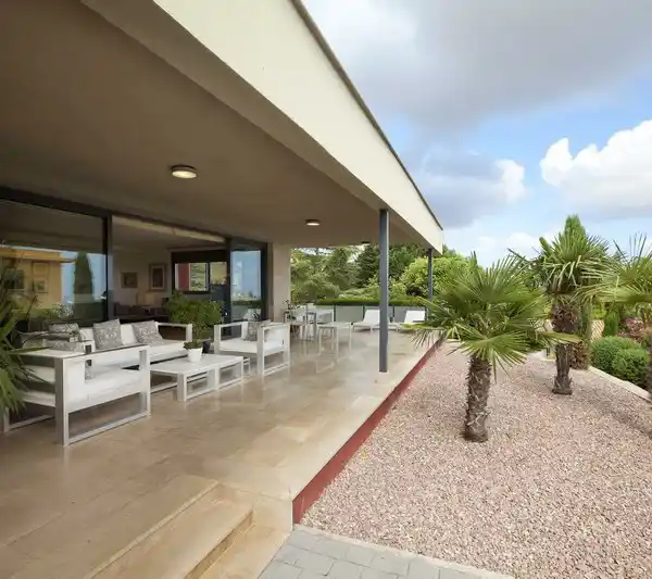 A MODERN HOME IN A PEACEFUL RESIDENTIAL AREA 