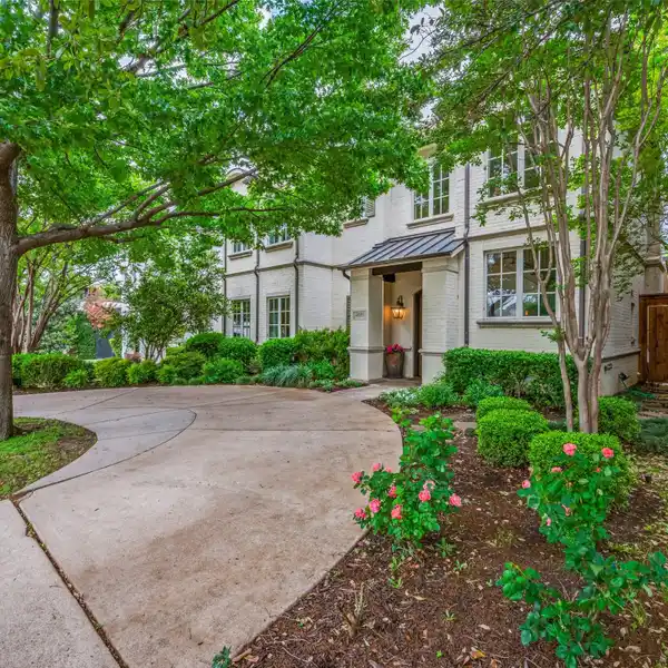 EXCEPTIONAL RESIDENCE IN SOUGHT-AFTER BRIARWOOD