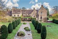ELIZABETHAN MANOR HOUSE IN A PRIVATE AND SECLUDED SETTING