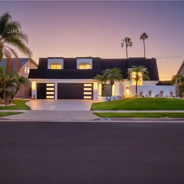 MODERN MASTERPIECE WITH SOARING CEILINGS AND LUXURY TOUCHES