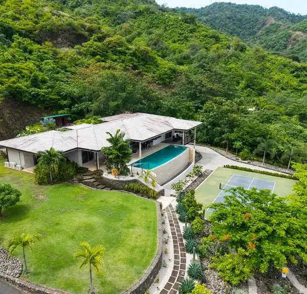 CASA PICKLE ON THE HILL | SPACIOUS PRIVATE ESTATE WITH PICKLEBALL COURT, MATURE GARDENS & INDEPENDENT GUEST APARTMENT