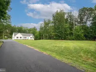 Move-in Ready Home Combining Elegance and Comfort