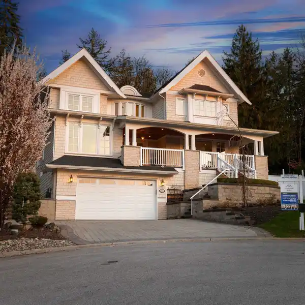 PRESTIGIOUS ESTATE WITH CAPTIVATING MOUNTAIN VIEWS