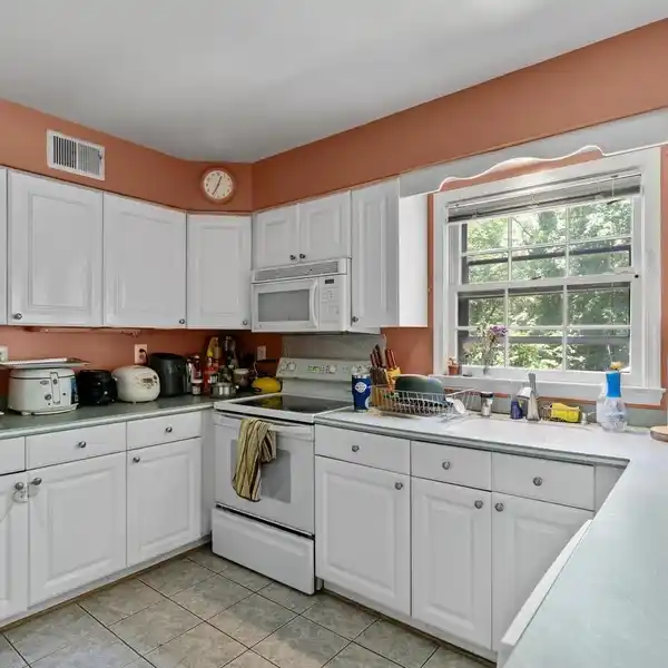 TRADITIONAL COLONIAL IN SOUGHT-AFTER NORTH FARM